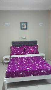 En eller flere senge i et værelse på OLD Bonapriso Paisible Appart meublé 2 Chambres