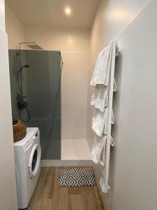 La salle de bains est pourvue d'un lave-linge et d'un sèche-serviettes. dans l'établissement Appartement chic plage des Catalans, à Marseille