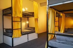 Giường trong phòng chung tại Firefly Hostel