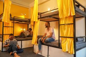 Khu vực ghế ngồi tại Firefly Hostel
