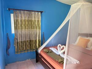 高蘭的住宿－Klong Jark Bungalows，一间卧室配有一张带蚊帐的床