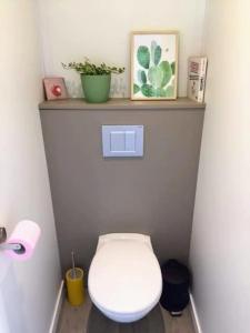 a small bathroom with a white toilet in a room at Résidence Les Trois Mâts à Trestel, en bord de mer, sur la Côte de Granit Rose in Trévou-Tréguignec