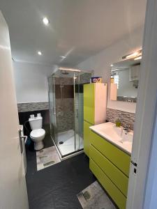 bagno con doccia in vetro e servizi igienici di Casa Matilde a Corralejo