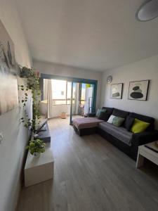 ein Wohnzimmer mit einem Sofa und einem Tisch in der Unterkunft Casa Matilde in Corralejo