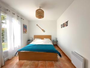um quarto com uma cama e uma grande janela em Maison Familiale Proche Plage, Marché & Commerces - 6 pers. Classée 3 étoiles em La Brée-les-Bains