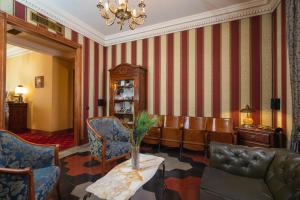 فندق Oceania في روما: غرفة معيشة مع أريكة وطاولة وكراسي