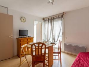 ein Esszimmer mit einem Tisch, Stühlen und einem TV in der Unterkunft Appartement Cauterets, 2 pièces, 6 personnes - FR-1-401-91 in Cauterets