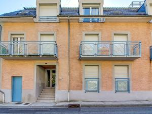 Edificio naranja con escaleras y balcón en Appartement Cauterets, 2 pièces, 6 personnes - FR-1-401-91, en Cauterets