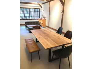 uma sala de conferências com uma mesa de madeira e cadeiras em KINOSAKI KNOT female only dormitory - Vacation STAY 25710v em Toyooka