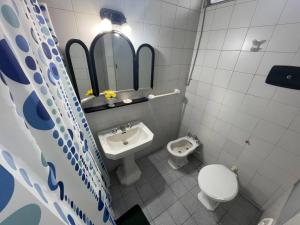ห้องน้ำของ Expansive Villa Urquiza Retreat A Versatile Haven for Six