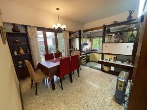 布宜諾斯艾利斯的住宿－Expansive Villa Urquiza Retreat A Versatile Haven for Six，厨房以及带桌椅的用餐室。