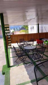 een groep tafels en stoelen op een patio bij Cogent Apartments in Uyo