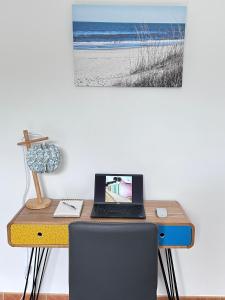 un escritorio con ordenador portátil. en Maison Familiale Proche Plage, Marché & Commerces - 6 pers. Classée 3 étoiles, en La Brée-les-Bains