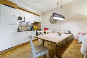 kuchnia i jadalnia ze stołem i krzesłami w obiekcie Apartment mit Garten Alpinum Residence Lungau TOP 08 w mieście Tamsweg
