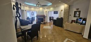TV a/nebo společenská místnost v ubytování Hotel Bran Stoker