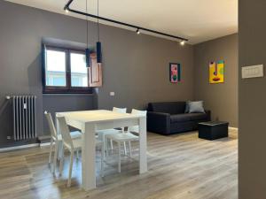 a living room with a white table and chairs at Casa i Portici in Arezzo