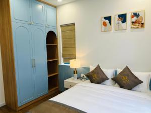 1 dormitorio con 1 cama y armario azul en KB Villas en Bình Sum