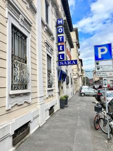 een gebouw met een bord aan de straatkant bij Hotel Sara in Milaan