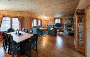 een eetkamer en een woonkamer met een tafel en stoelen bij Nice Home In Venabygd With Wifi in Venabygd