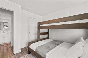 Chic 3BR Haven near Wineries, Lake Lowell & C of I - Ideal for Hiking & Relaxing!客房内的一张或多张床位
