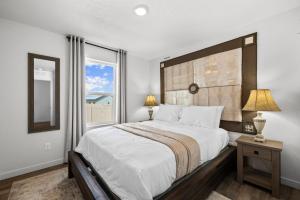 考德威尔Chic 3BR Haven near Wineries, Lake Lowell & C of I - Ideal for Hiking & Relaxing!的一间带大床和窗户的卧室