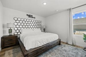 Chic 3BR Haven near Wineries, Lake Lowell & C of I - Ideal for Hiking & Relaxing!客房内的一张或多张床位