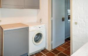 Una pequeña cocina con lavadora y secadora. en Beautiful Home In Ansager With Wifi, en Ansager