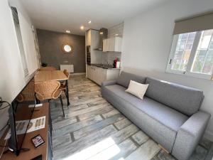 una sala de estar con un sofá y una mesa en VTZ El Balcón de Las Armas RENOVADO!!! - Parking GRATIS, en Zaragoza