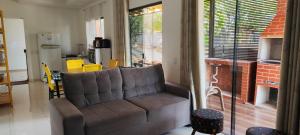 - un salon avec un canapé et une cheminée dans l'établissement Catuai cataratas 2, à Foz do Iguaçu