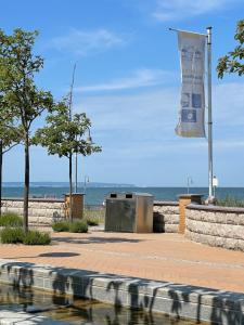 a flag is flying in front of the ocean at Ferienwohnung Käpt'n Pugs Kajüte auf Rügen in Göhren