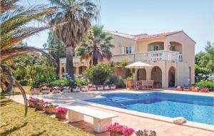 une villa avec une piscine et une maison dans l'établissement Amazing Apartment In Argels Sur Mer With Outdoor Swimming Pool, à Plage dʼArgelès