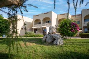 a sculpture in front of a building at Radwa Ramada Resort in Yanbu