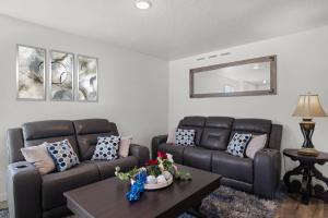 Chic 3BR Haven near Wineries, Lake Lowell & C of I - Ideal for Hiking & Relaxing!的休息区