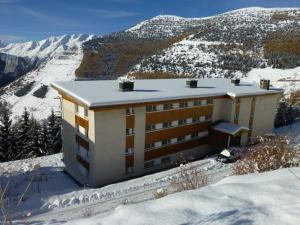 a building on top of a snow covered mountain at Appartement Huez, 3 pièces, 6 personnes - FR-1-405-69 in L'Alpe-d'Huez