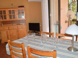 una mesa de comedor con copas de vino. en Appartement La Croix-Valmer, 2 pièces, 4 personnes - FR-1-226B-28, en La Croix-Valmer