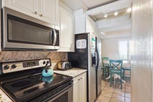 una cocina con estufa y microondas en Land's End 5-202 Gulf-Bay Front - Premier, en St Pete Beach