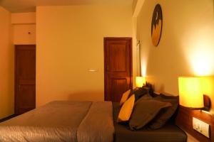 Giường trong phòng chung tại Firefly Hostel
