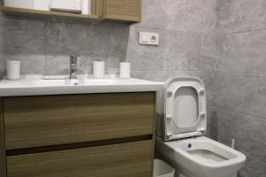 ein Bad mit einem WC und einem Waschbecken in der Unterkunft issi in Tbilisi City