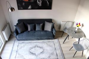 ein Wohnzimmer mit einem Sofa und einem Tisch in der Unterkunft issi in Tbilisi City