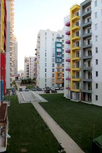 eine Rasenfläche in einer Stadt mit hohen Gebäuden in der Unterkunft issi in Tbilisi City