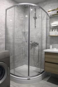 eine Dusche mit Glastür im Bad in der Unterkunft issi in Tbilisi City