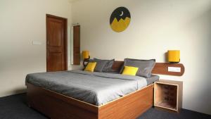 Giường trong phòng chung tại Firefly Hostel