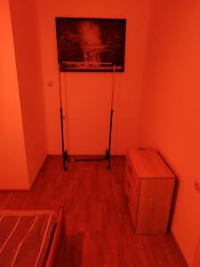 Zimmer mit orangefarbenen Wänden, einem Tisch und einer Schachtel in der Unterkunft Salvatori 