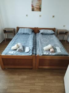 2 Einzelbetten in einem Zimmer mit Handtüchern darauf in der Unterkunft Salvatori 