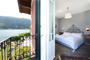 a bedroom with a bed and a view of the water at Albergo Ristorante Il Verbano in Stresa