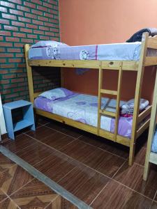 Ein Etagenbett oder Etagenbetten in einem Zimmer der Unterkunft Hostel el Amanecer