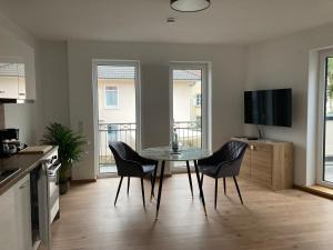 a kitchen and dining room with a table and chairs at Weingut Lindenhof Kröhler 