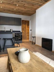 een woonkamer met een vaas op een tafel bij Bianca appartement proche centre in Megève