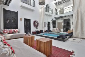 una sala de estar con una piscina en el centro en Riad Modern Bed & Breakfast en Marrakech