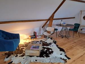 a living room with a blue couch and a table at Wanatan Chambre Deluxe in Penmarch